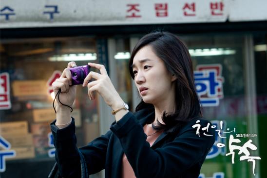 Soo-ae plays Lee Seo-yeon, who takes photos to help her remember her life due to Alzheimer's disease in "A Thousand Days of Promise" aired between October and December in 2011 on SBS. [SBS]