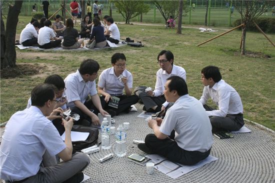 DK유엔씨의 경영지원실은 지난 6월 보라매공원에서 야외 독서토론을 진행했다. 