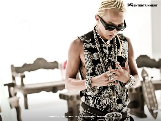 Big Bang member G-Dragon, donned in sparkling accessories and sunglasses, poses in the photo of his solo music video for "ONE OF A KIND," revealed on August 25, 2012. [YG Entertainment]