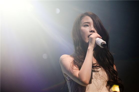 Korean songstress IU sings a song at her concert "REAL FANTASY" held in Seoul's Kyunghee University's Peace Palace on June 2 and 3, 2012. [Loen Entertainment]