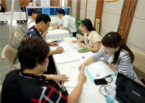 [포토]금천구 희망 일자리 한마당 구직 행렬 