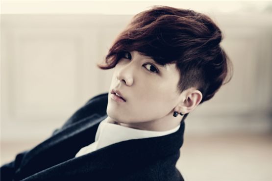 FTIsland's Lee Hong-gi poses for an individual profile picture for his group's 4th mini-album "GROWN-UP," which was released on January 31, 2012. [FNC Entertainment]