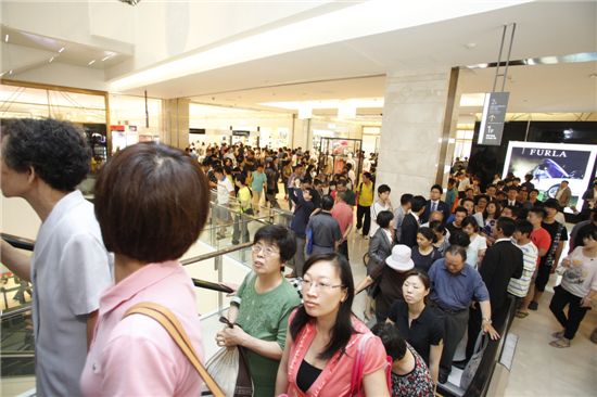 롯데백화점이 중국에 독자적으로 진출한 첫번째 매장인 '텐진 동마로점' 내부. 
