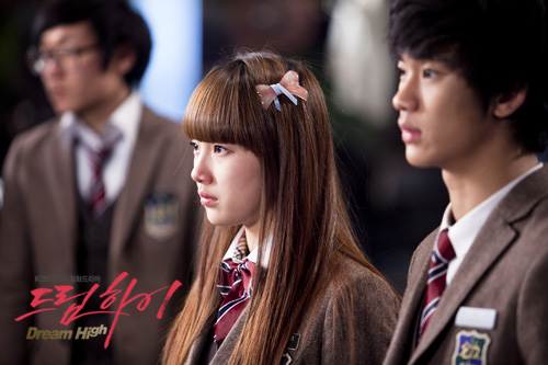 Sonstress Bae Suzy (center) and actor Kim Soo-hyun (right) play highschool students in KBS' drama "Dream High," aired between January 3 and February 28, 2011. [KBS]