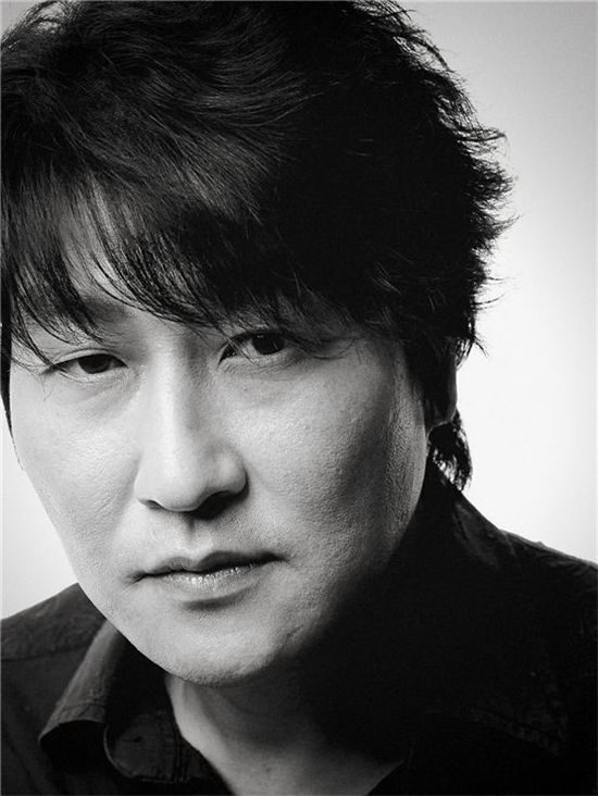 Actor Song Kang-ho poses in his black-and-white profile picture, released by his upcoming pic's promoter Showbox on August 28, 2012. [Showbox]