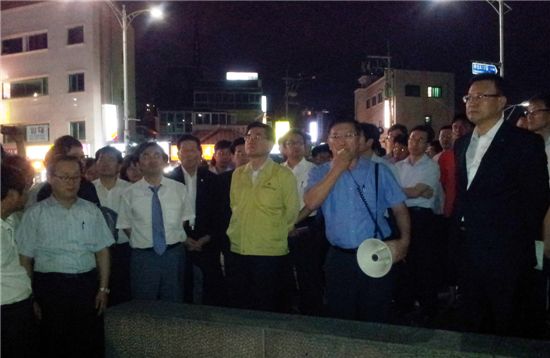 유덕열 동대문구청장을 비롯한 주민들이 철도시설공단측의 외대 앞 철길 폐쇄에 대해 항의하고 있다.