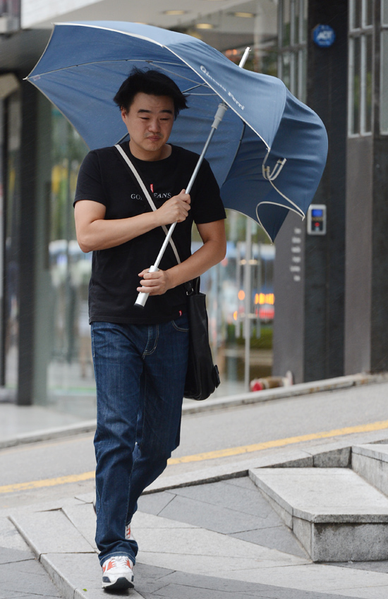[포토] 우산아 버텨줘