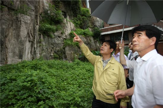 김영배 성북구청장(왼쪽)이 개운산을 찾아 낙석위험 등에 대비한 관리 실태를 점검하고 안전대책을 지시하고 있다.
