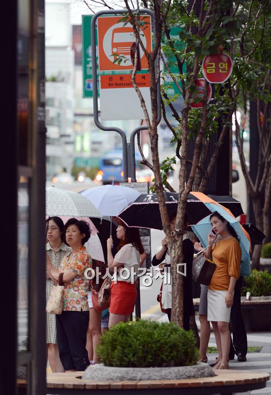 [포토] 강풍 몰아친 하루, 퇴근길 오른 시민들