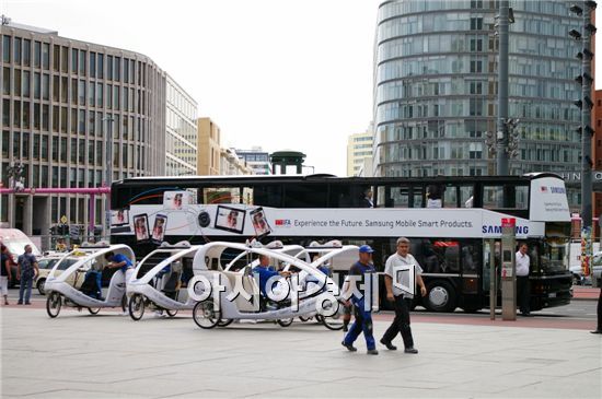 베를린 시내에 등장한 삼성전자의 옥외 광고판 '갤럭시노트 10.1'과 'IFA 2012' 홍보를 맡았다. 운전석 뒤에는 '갤럭시탭 10.1'이 설치되 관광객들이 직접 사용해 볼 수 있었다. 