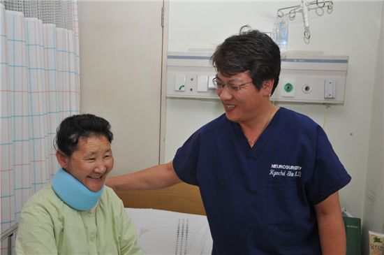 '웃으면 죽을 수 있는' 희귀병 환자.. 한국서 수술 성공