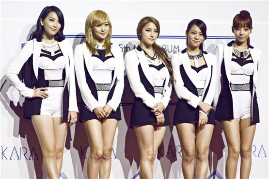 KARA's Kang Ji-young (left), Nicole (second to left), Park Gyu-lee (center), Han Seung-yeon (second to right) and Gu Hara (right) pose together at a press conference held during their fifth mini-album "PANDORA" showcase at the Walkerhill Hotel located in Seoul, South Korea on August 22, 2012. [Chae Ki-won/10Asia]