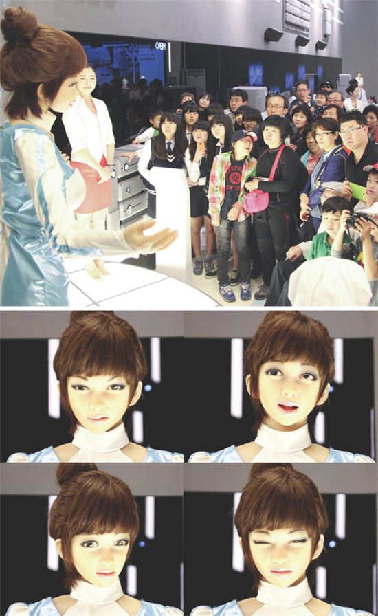 '2012 여수세계박람회'에서 안드로이드 로봇 '에버4'가 관람객들 앞에서 다양한 표정을 짓고 있다.