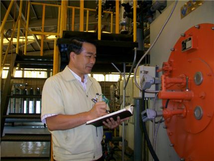 삼성전자 직원이 광주 '그린시티'에서 보일러 설비 에너지 효율을 점검하고 있다.


