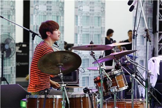 [PHOTO] CNBLUE Lee Jung-shin, Kang Min-hyuk bring rock spirit to Japan's rock fest 