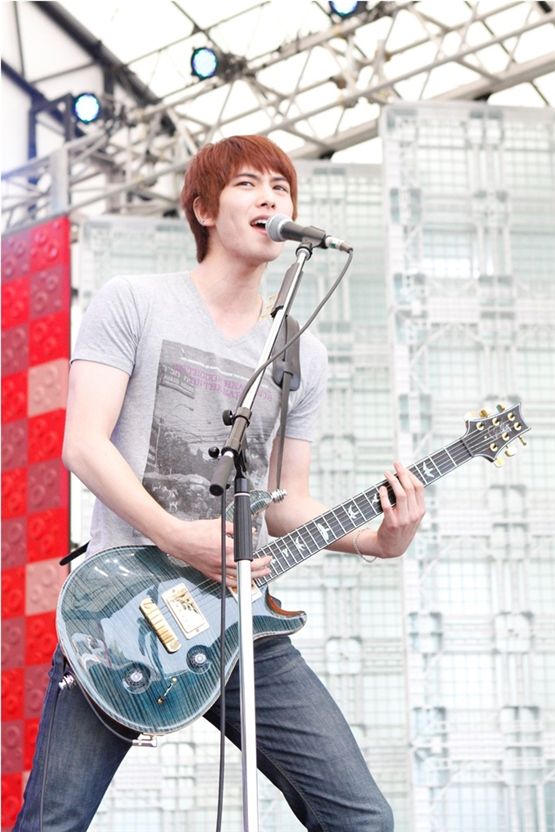 CNBLUE's guitarist and vocalist Lee Jong-hyun, donned in a gray t-shirt and jeans, strums his guitar and sings at Mezamashi Live in Tokyo on August 28, 2012. [FNC Entertainment]