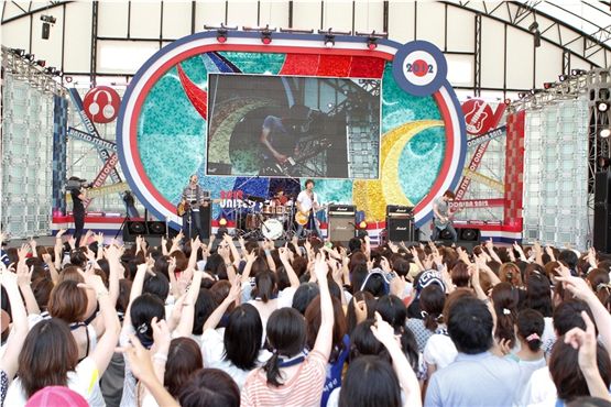 [PHOTO] CNBLUE Jung Yong-hwa, Lee Jong-hyun serenade fans at Japan's rock fest 