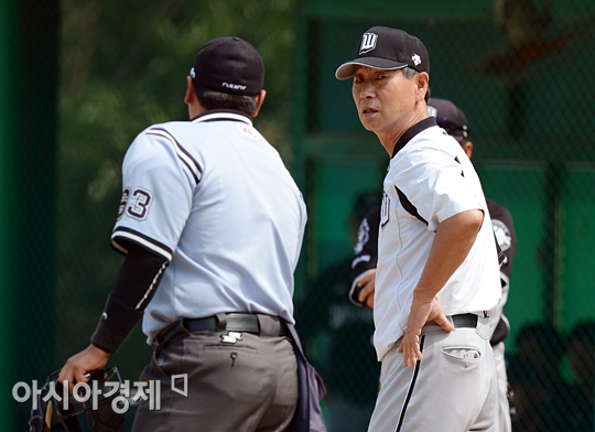 [포토] 김성근 감독 '심판 판정에 항의 중'