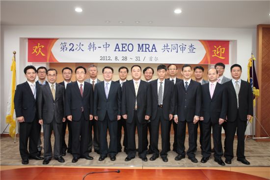 한-중MRA합동심사 회의를 끝낸 뒤 기념사진을 찍고 있는 양국 관계자들. 후 나이따오 중국 수석대표, 선전해관 부해관장, 천홍욱 관세청 심사정책국장, 왕영 중국 해관총서 국장 등이 자리를 함께 했다.