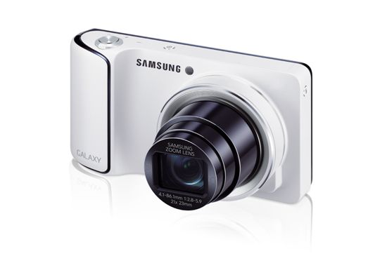 삼성전자가 스마트폰에서 사용하던 '갤럭시' 브랜드를 디지털 카메라에도 사용하기 시작했다. 안드로이드 OS를 탑재했으며 1600만 화소, 21배 줌의 강력한 기능을 탑재했다. 