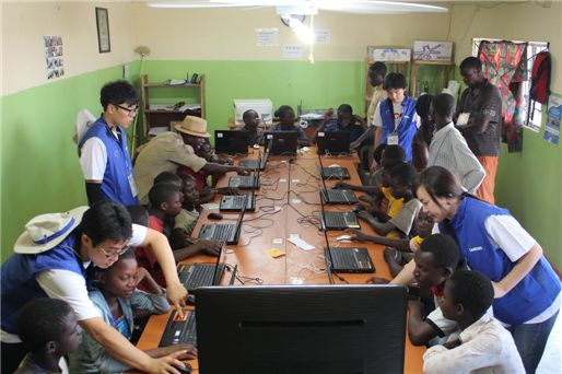 삼성전자 임직원, 휴가 대신 아프리카에서 봉사활동 