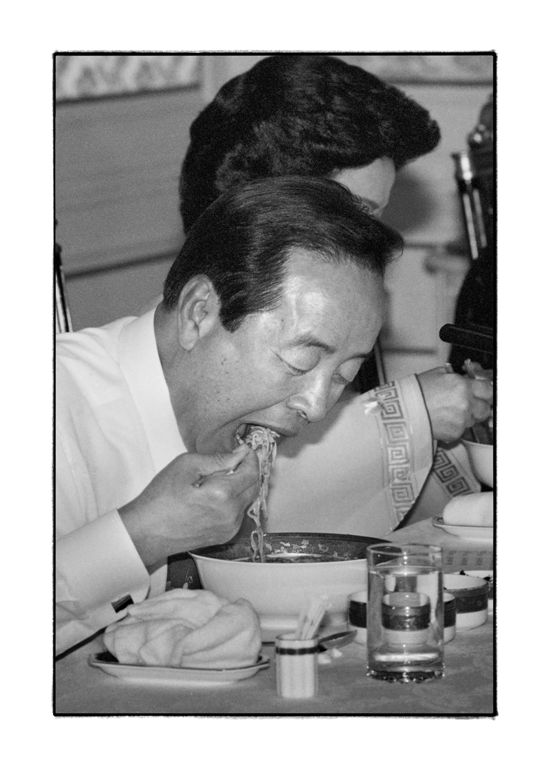 대통령 취임 첫해인 1993년 여름, 김영삼 전 대통령은 이 한장의 '청와대 칼국수' 사진으로 소박한 이미지를 만들었다.