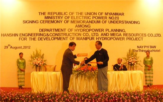 지난 29일 최용선 한신공영 회장(왼쪽)은 미얀마 네피도에서 유키소 미얀마 전력 1부 국장과 양해각서를 교환했다. 