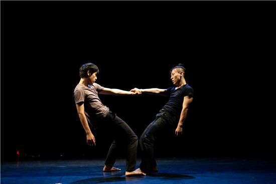 이상한 댄스 컴퍼니의 '관계의 톱니바퀴' 춤 공연. 사진=물레아트페스티벌 
