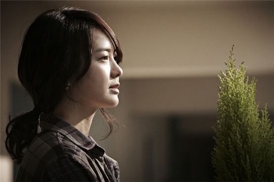 Actress Lee Yo-won poses in a still shot during the shooting for the new thriller pic "Perfect Number," to be released on October 18. [CJ Entertainment]
