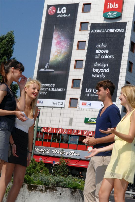 LG전자가 31일부터 내달 5일까지 독일 베를린에서 열리는 유럽 최대 가전 전시회 `IFA 2012` 개막을 앞두고 전시장 앞 호텔 외벽에 대형 'LG 올레드 TV' 옥외광고를 설치해 관람객들의 이목을 집중시키고 있다.  
