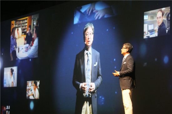 'IFA 2012' 개막에 앞서 열린 삼성전자 프레스 컨퍼런스에서 삼성전자 CE담당 윤부근 사장이 '한계를 뛰어넘는다'라는 주제로 발표하고 있다. 
