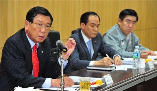 '책임 느낀다' 박삼구 회장…"중국법인 매각 등 자구안 검토"