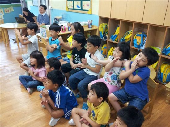 30일 서울 용산구에 있는 정우유치원에서 원생들이 '악플 추방을 위한 인터넷 윤리교육' 수업을 받고 있다