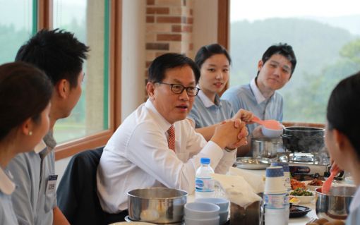 서진원 신한은행장(가운데)이 30일 경기도 기흥연수원에서 신입 행원들과 만나 점심을 함께 하며 대화를 나누고 있다.