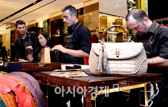 [포토]구찌 아티잔 코너, 이탈리아 장인들의 정성스런 손길