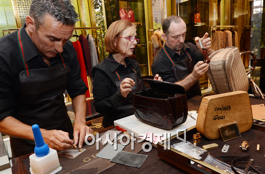 [포토]구찌 아티잔 코너, 피렌체 가죽공장을 그대로 옮겨온듯~