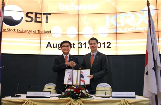 진수형 한국거래소 경영지원본부장(사진 왼쪽)과 챠람뽄 조티카스티라 태국증권거래소 이사장이 31일 통합 청산결제시스템 구축을 위한 계약을 체결했다.