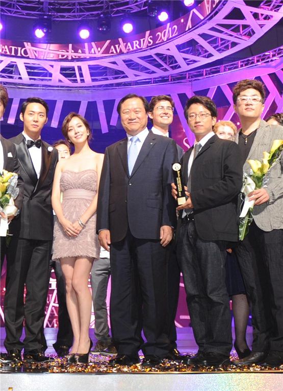 Actor Park Yuchun (left), actress Han Ji-min (second to left), Chairman of Seoul Drama Awards (SDA) Organizing Committee Wu Won-gil (center), producer Jang Tae-yoo (second to right), and writer Park Sang-yeon (right) pose together at the SDA ceremony held at the National Theater of Korea in Seoul, on August 30, 2012. [SDA]