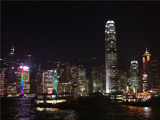 홍콩 침사추이에서 바라본 홍콩섬 금융가의 야경.