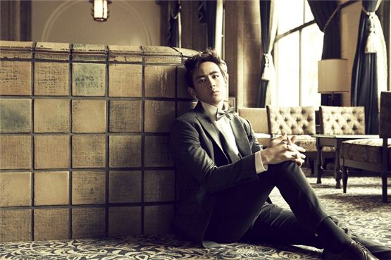 2PM member Nichkhun poses for 2PM's first Japanese full-length album "REPUBLIC OF 2PM," released in Korea on January 18, 2012. [JYP Entertainment]