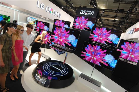 LG전자 전시관 입구에 소개된 OLED TV