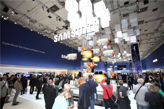 현지시간으로 지난달 31일 독일 베를린에서 열린 IFA2012의 개막을 맞아 많은 관람객들이 삼성전자 부스를 찾아 OLED TV 등 다양한 제품을 둘러보고 있다.