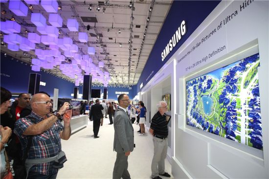 현지시간으로 지난달 31일 독일 베를린에서 열린 IFA2012에서 삼성전자 부스를 찾은 관람객들이 70인치 UD TV의 선명한 화질을 감상하고 있다.
