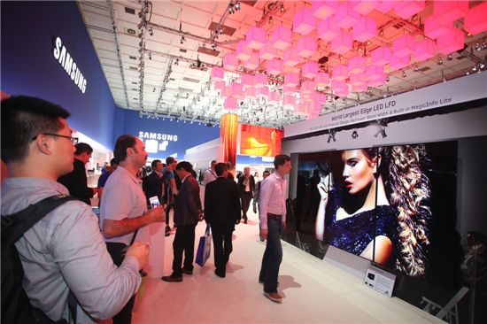 현지시간으로 지난달 31일 독일 베를린에서 열린 IFA2012에서 삼성전자 부스를 찾은 관람객들이 75형 엣지LED 상업용 디스플레이를 감상하고 있다.
