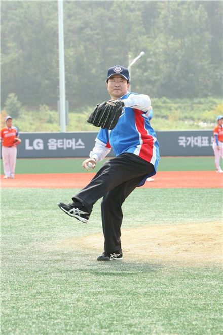 LG전자가 공식 후원하는 ‘LG배 한국여자야구대회’가 전북 익산 야구장에서 1일 개막했다. 이날 블랙펄스와 CMS(Central Medical Service)의 개막경기에서 LG전자 구본준 부회장이 시구자로 참여했다. 
