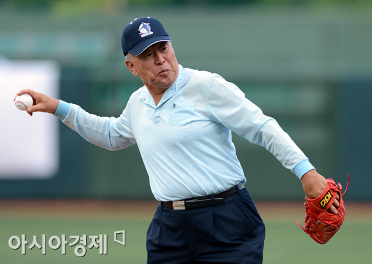 [포토] 청소년 야구 선수권 한국-호주전 시구자로 나선 김응용 전 삼성 사장