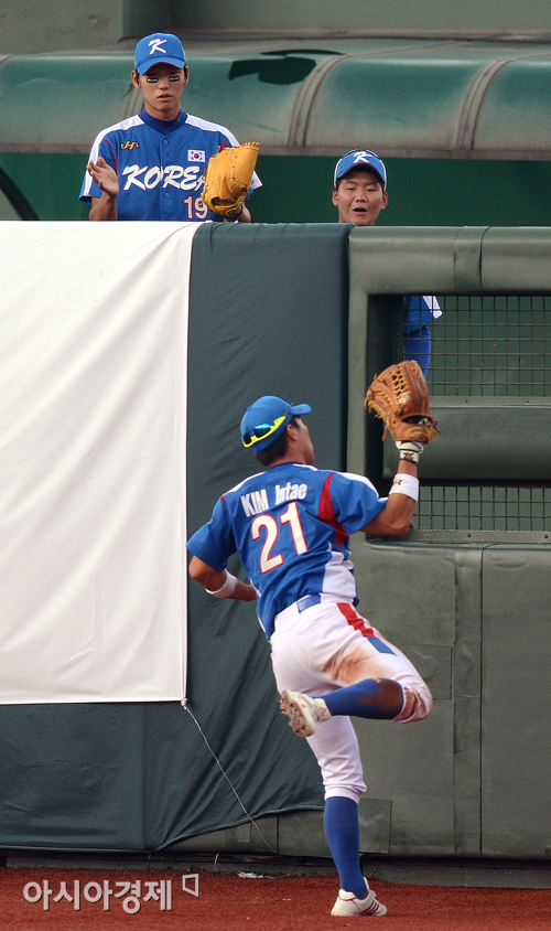 [포토] 김인태 호수비 '박수가 절로 나오네'