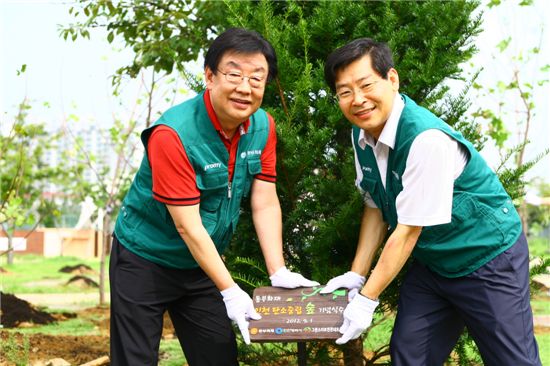 김정남 동부화재 사장(사진 왼쪽)과 김영만 경영지원실장이 인천 탄소 중립 숲을 위한 기념 식수를 마친뒤 기념 촬영을 하고 있다.