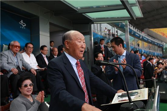 지난 7월 문선명 통일교 총재가 수원 피스컵 축구대회에서 개회 선언을 하는 모습.