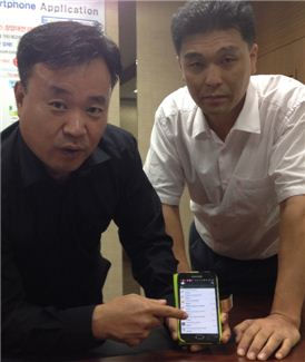 홍성용 대표(왼쪽)와 이진영 실장이 TS한글키보드를 시연해보이고 있다.